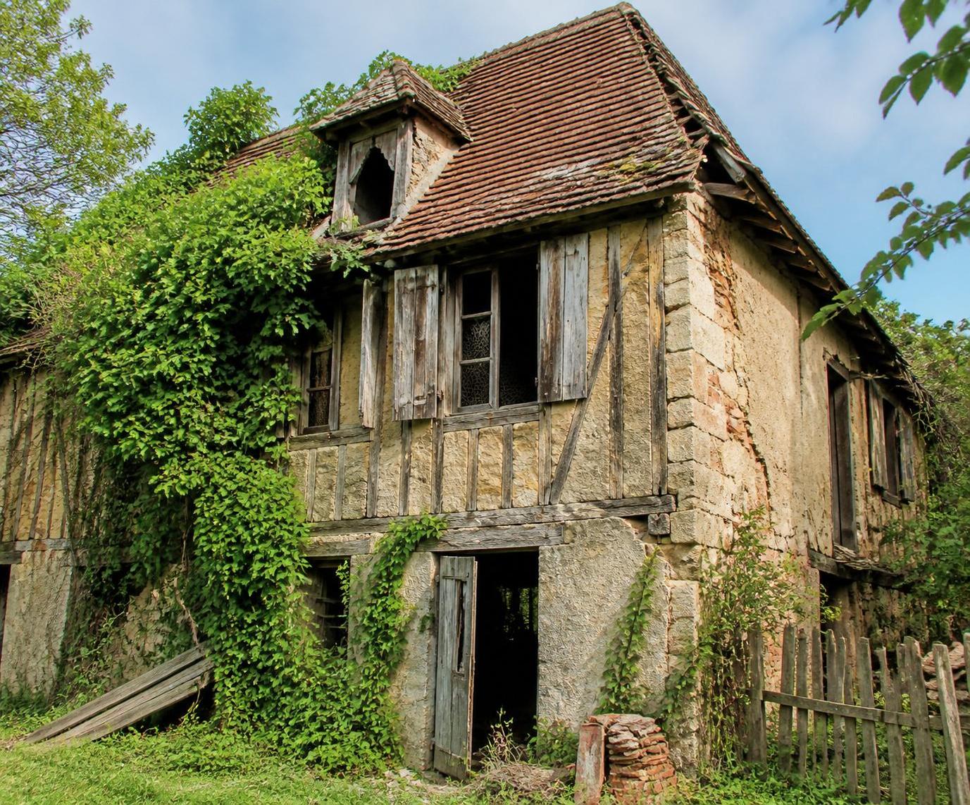 découvrez tout ce qu'il faut savoir sur les maisons abandonnées à donner : état du bâti, diagnostics obligatoires et travaux nécessaires pour une remise aux normes efficace.