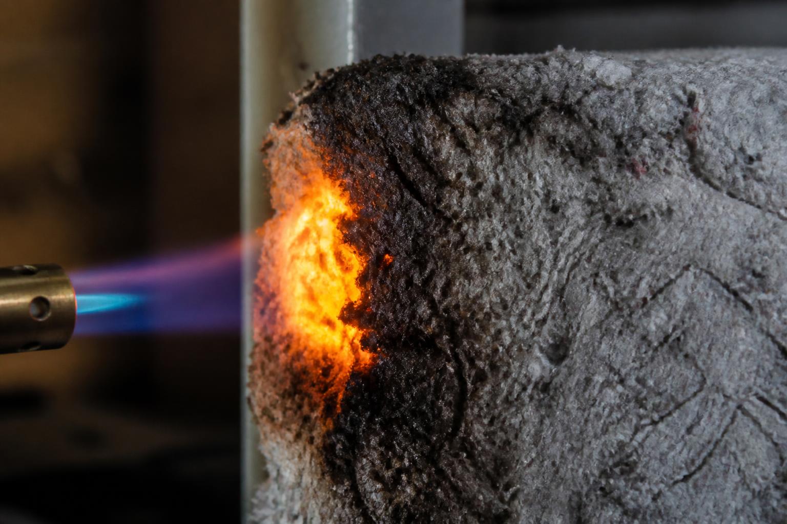 Ouate de cellulose et feu : réaction au feu, traitements et réglementation 2 découvrez la réaction au feu de la ouate de cellulose, les traitements ignifuges disponibles et la réglementation en vigueur pour assurer la sécurité de vos constructions.