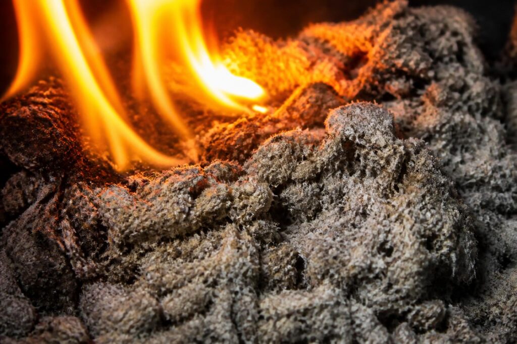découvrez la réaction au feu de la ouate de cellulose, les traitements ignifuges disponibles, et la réglementation en vigueur pour garantir la sécurité incendie dans vos constructions.