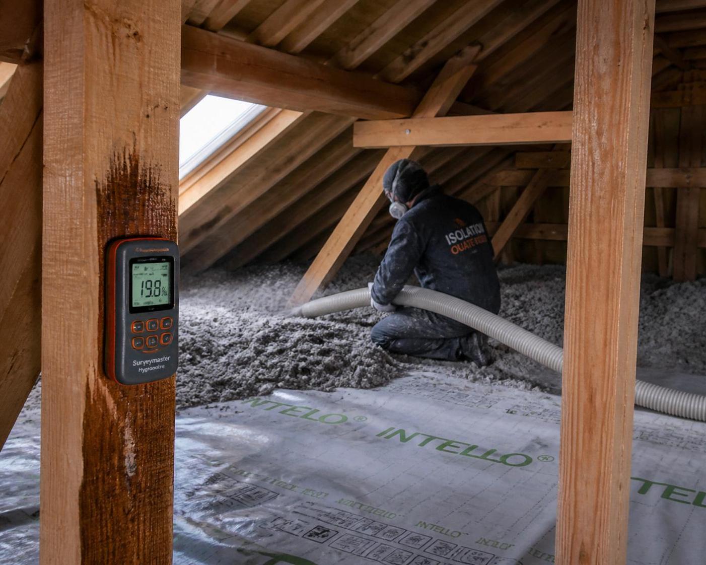 découvrez comment gérer l'humidité et les propriétés hygroscopiques de la ouate de cellulose pour prévenir les risques en milieu humide, assurant ainsi une isolation durable et saine.