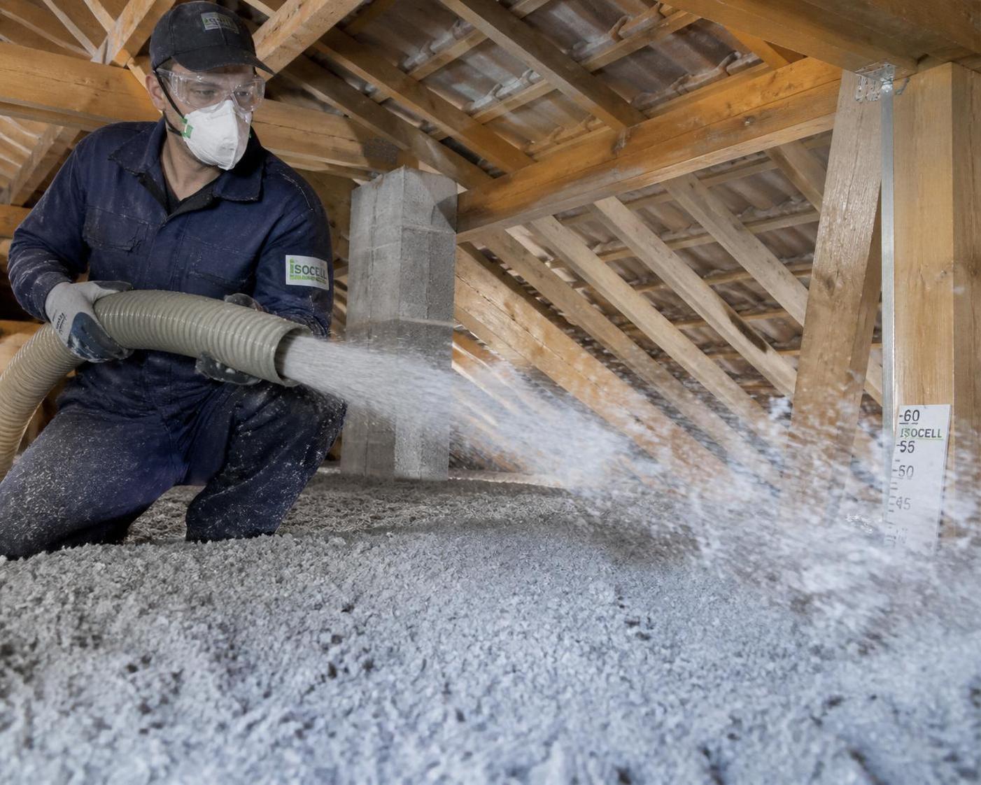 découvrez la ouate de cellulose soufflée : technique d'isolation écologique, machines utilisées et conditions d'application pour une efficacité optimale.
