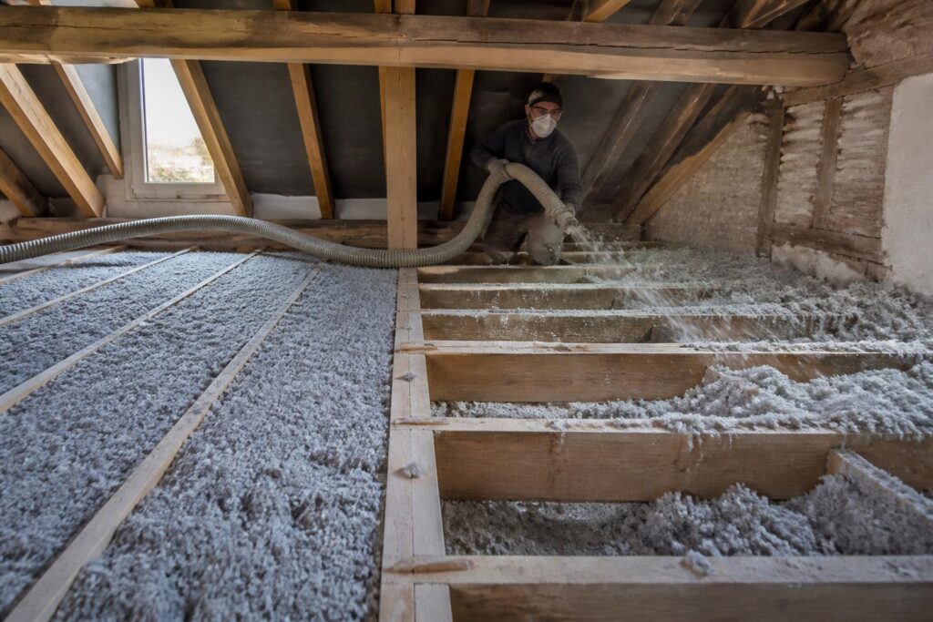 découvrez les conseils pratiques pour poser soi-même de l'ouate de cellulose, en identifiant ce qui est réalisable et ce qu'il vaut mieux éviter pour une isolation efficace.