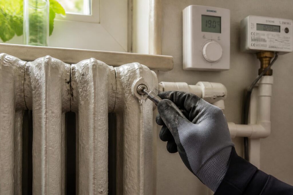 découvrez comment purger un radiateur en fonte, la procédure technique étape par étape, et son impact positif sur l'efficacité énergétique de votre système de chauffage.