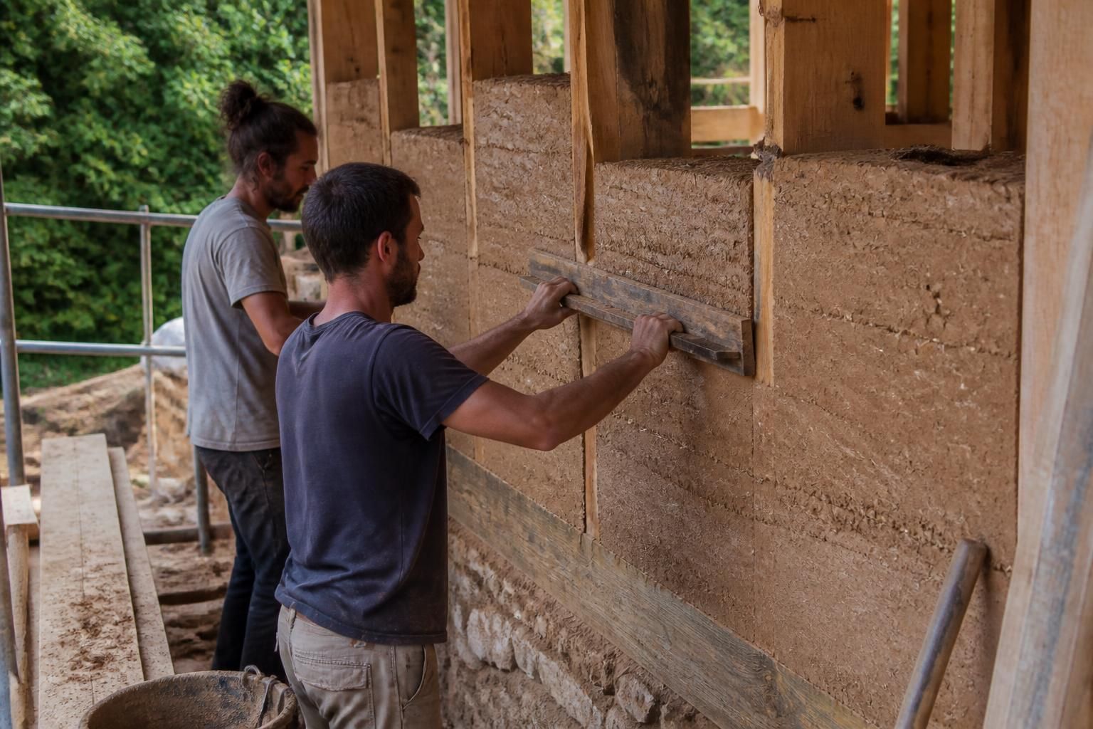 découvrez les techniques de construction en terre crue en france, les réglementations en vigueur et les principaux acteurs du marché pour bâtir de manière écologique et durable.
